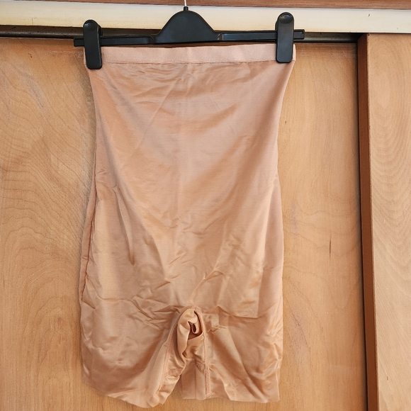 NWT SKIMS Barely There Mid Thigh Short - Picture 6 of 8